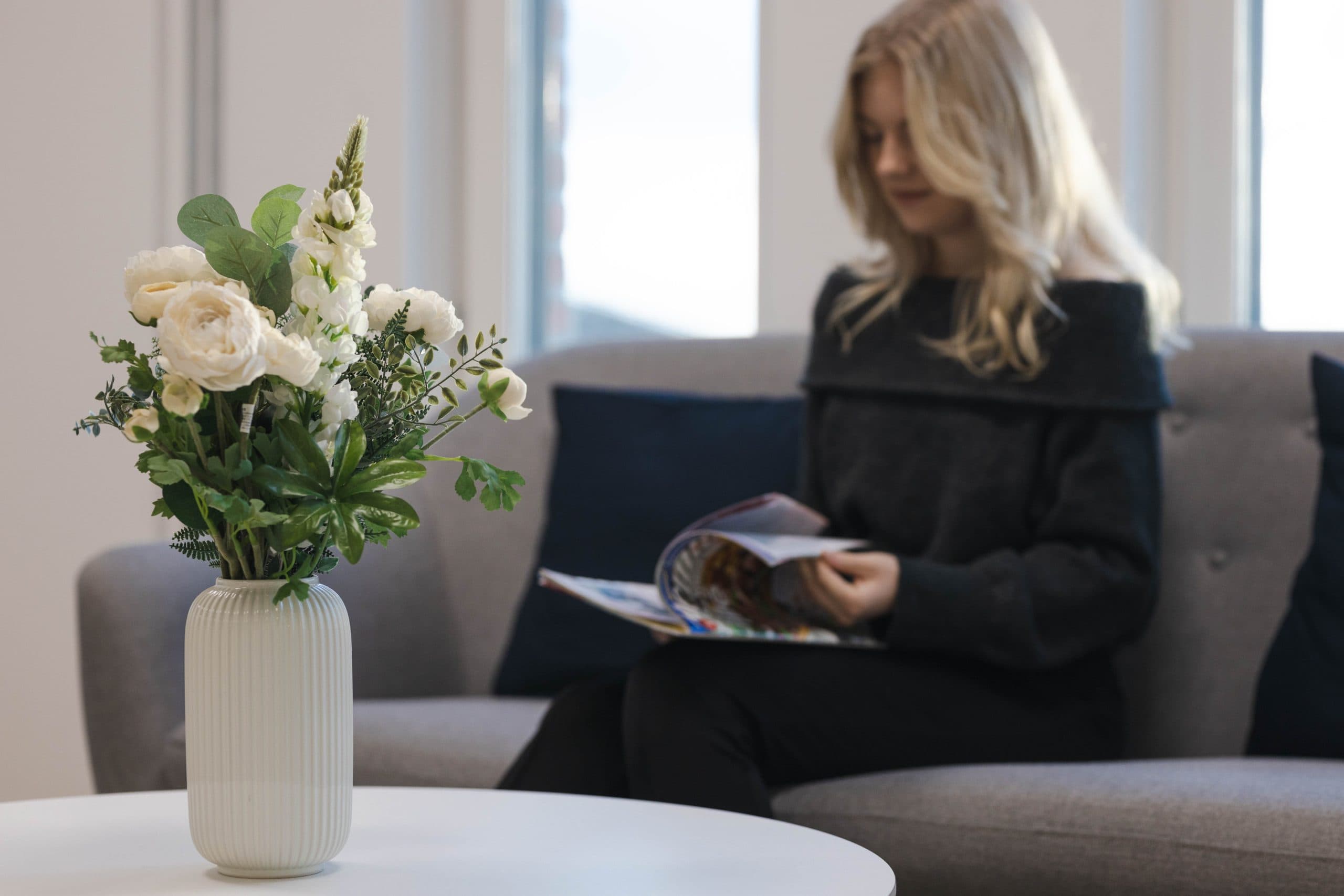 en tjej som sitter i väntrummet på Kirurgicentrum Skåne.