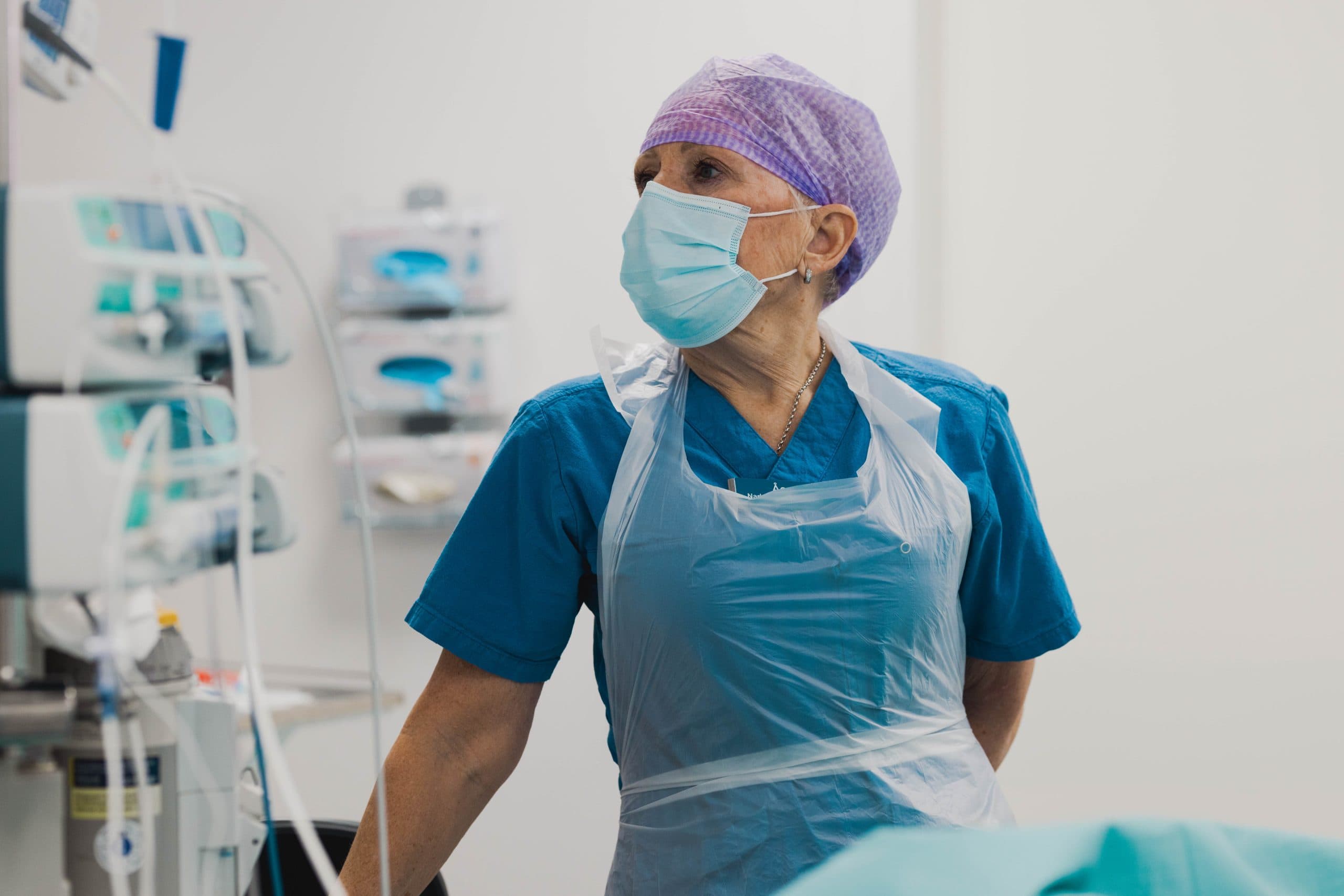 en sjuksköterska från kirurgicentrum som kollar på patientens värden.